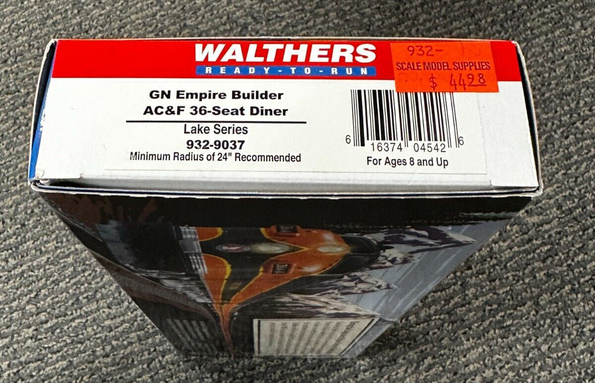 Walthers HO Scale Great Northern AC&F 36 Seat Diner Passenger Car 932-9037