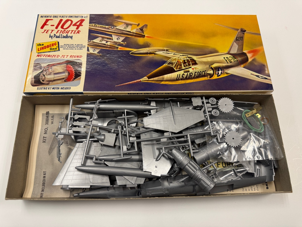 Lindberg F-104 F104 Jet Fighter w/Motorized Sound Plastic Model Kit